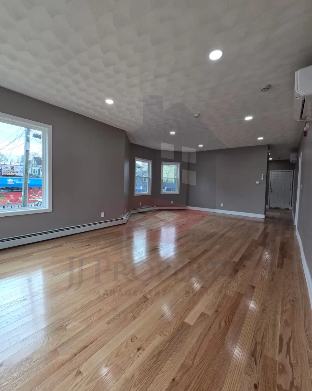 🏢 Commercial Space for Rent – 727 Sq. Ft. 📍 Broad Street, Providence, RI