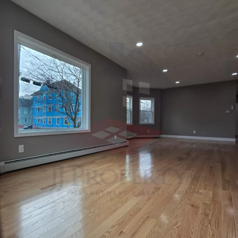 🏢 Commercial Space for Rent – 727 Sq. Ft. 📍 Broad Street, Providence, RI
