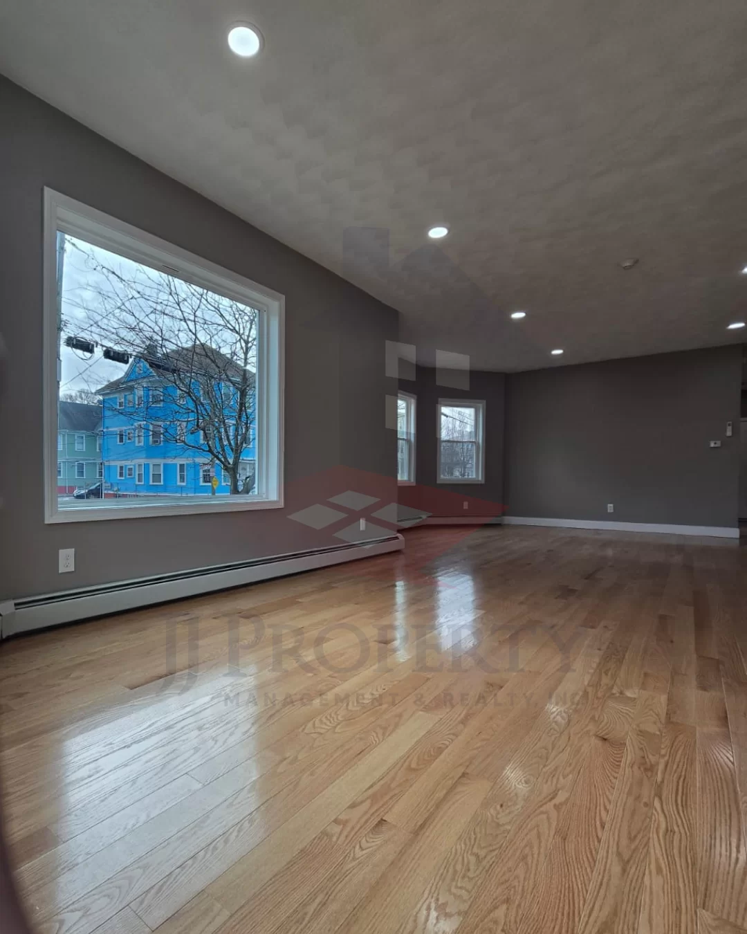 🏢 Commercial Space for Rent – 727 Sq. Ft. 📍 Broad Street, Providence, RI
