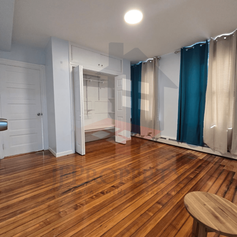 🏠 1st Floor – 1 Bedroom/Studio